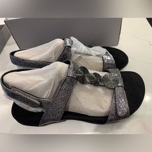 New in box women’s Vionic sandals size 8.5. Black ‘farra’